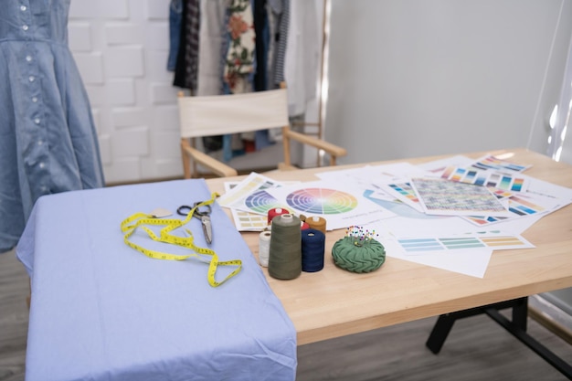 stół z projektem haftu